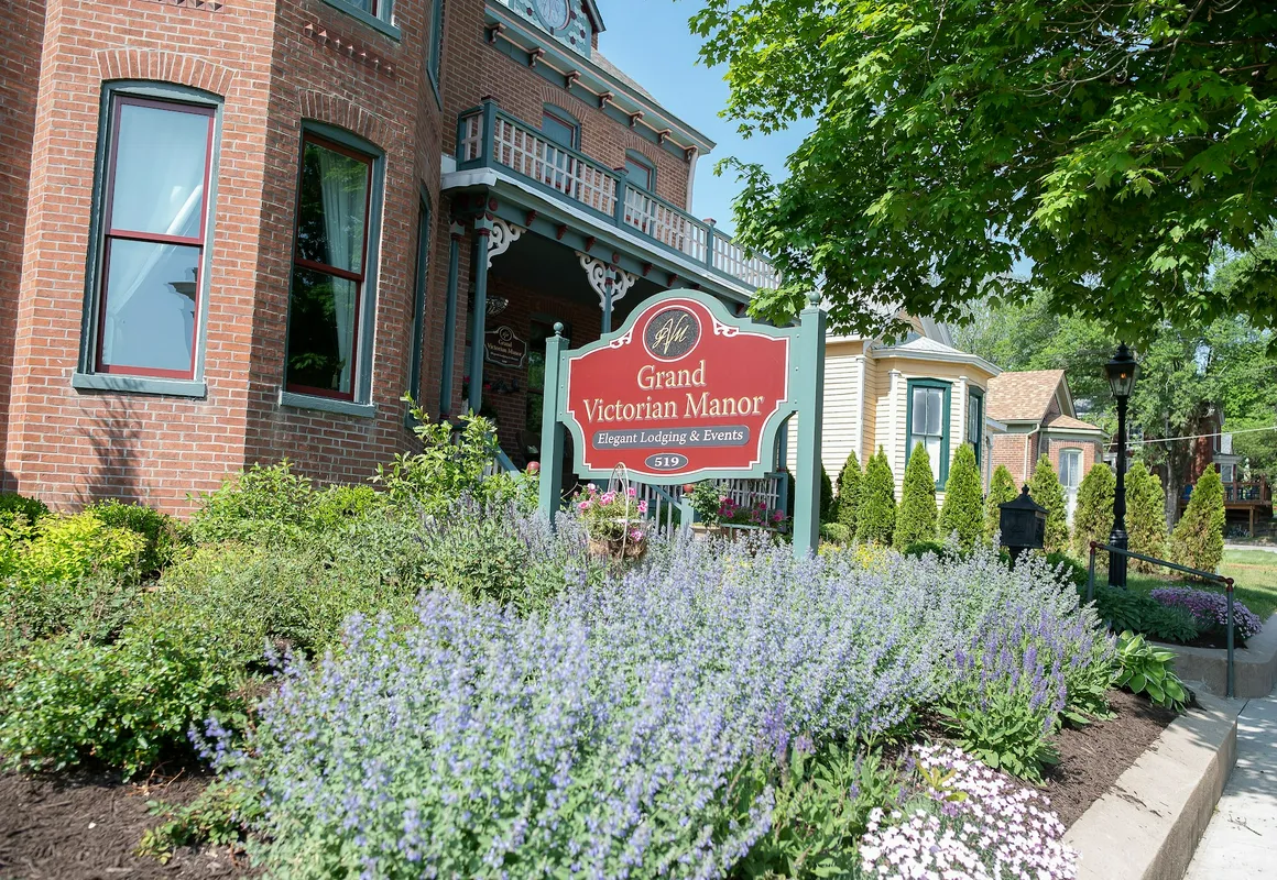 Boonville Luxury Lodging hotel hero