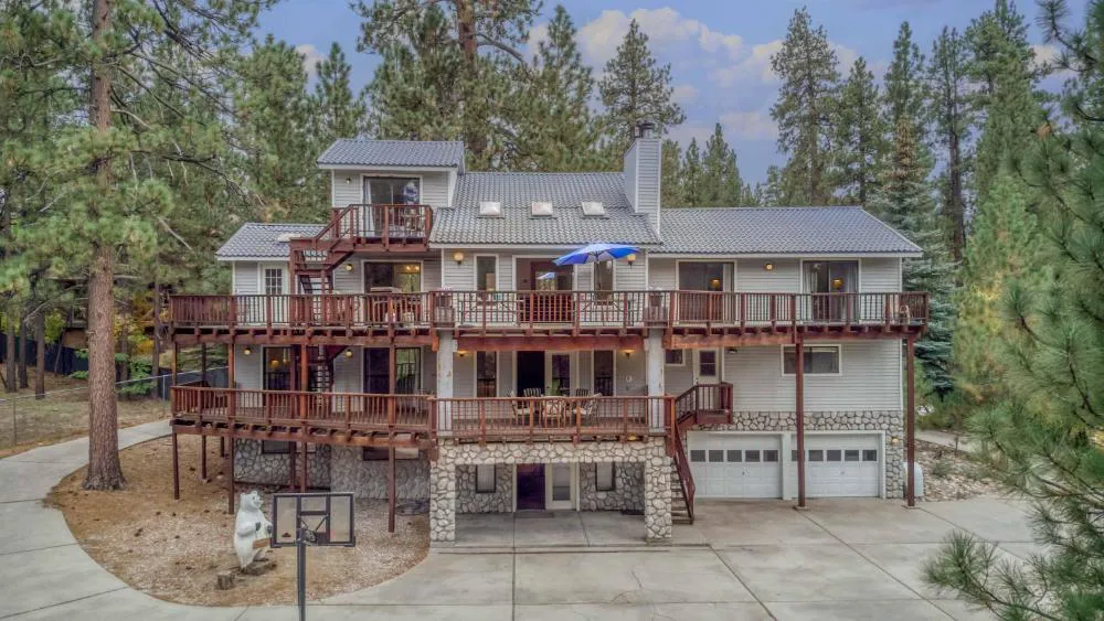 068 - White Bear Lodge hotel hero