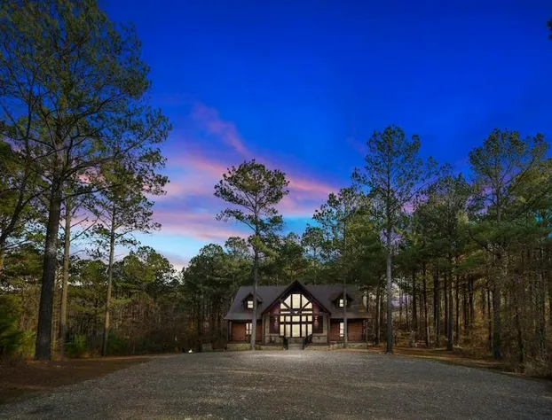 Iron Horse Lodge sleeps 18 Games Fire Pit Hot Tub EV more hotel detail image 2