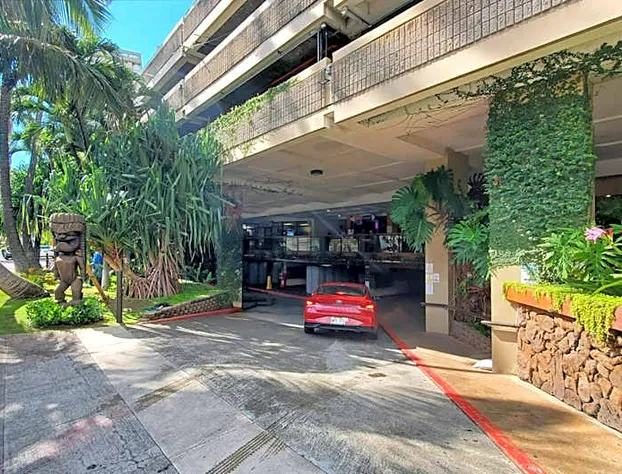 Waikiki beach cozy studio no resort fee hotel detail image 1