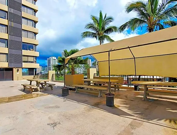 Waikiki beach cozy studio no resort fee hotel detail image 2