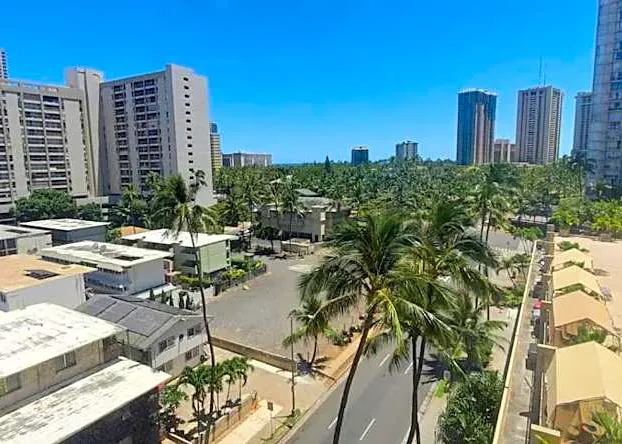 Waikiki beach cozy studio no resort fee hotel detail image 4