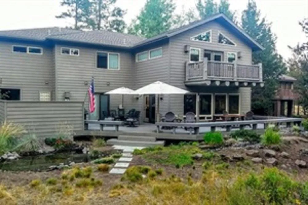 Silver Pine Lodge hotel hero