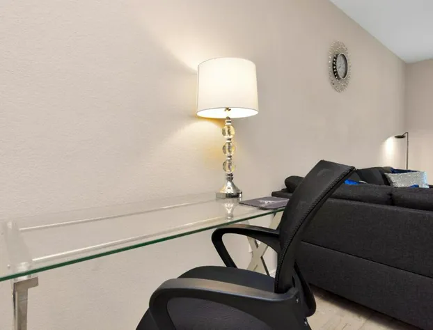 Luxury King w/Resort-style Pool Wi-Fi & Parking hotel detail image 1