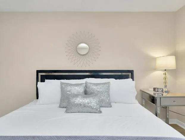 Luxury King w/Resort-style Pool Wi-Fi & Parking hotel detail image 2