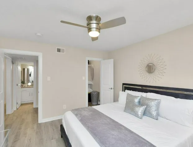 Luxury King w/Resort-style Pool Wi-Fi & Parking hotel detail image 3