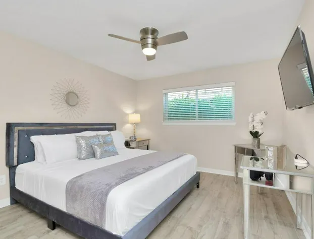 Luxury King w/Resort-style Pool Wi-Fi & Parking hotel detail image 4