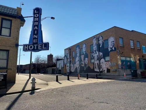 Smart 1 Bed 1 Bath Loft by Lorraine Motel hotel hero