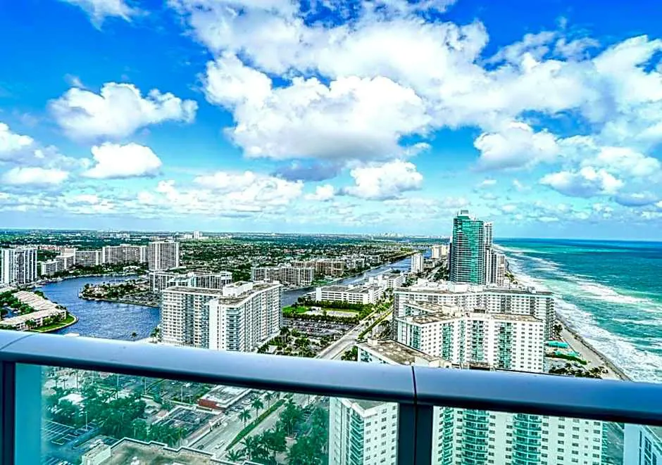 Hyde Resorts on Miami Hollywood by MRA hotel hero