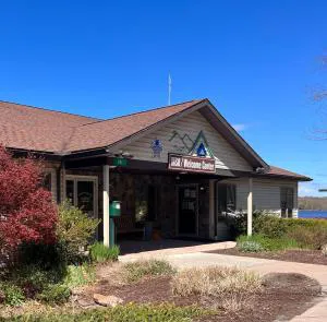 Nature Escape Resort With Large Private Hot Tub Deck, BBQ Grills, at Arrowhead Lake with 3 Pools, 4 Beaches at the Lakes and MORE hotel hero