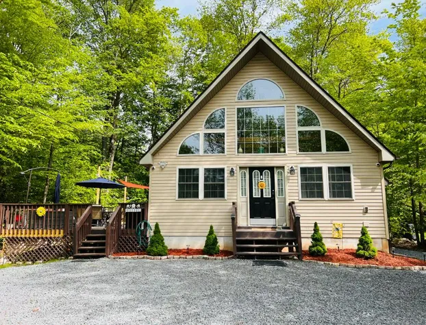 Nature Escape Resort With Large Private Hot Tub Deck, BBQ Grills, at Arrowhead Lake with 3 Pools, 4 Beaches at the Lakes and MORE hotel detail image 3