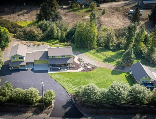 WANDER INN 4 Bedroom 2 Bath 5 Min to Downtown Custom Home hotel detail image 3