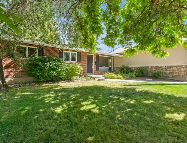 5 Bedroom Perfect Location to see the City and Ski Resorts hotel detail image 3