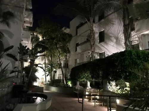 Resort Style amenities walk to UCLA" w Pool & Parking B2 hotel detail image 2