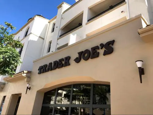 Resort Style amenities walk to UCLA" w Pool & Parking B2 hotel detail image 4