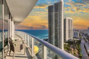 Insane Ocean View Balcony Beachfront Resort Pool hotel detail image 1