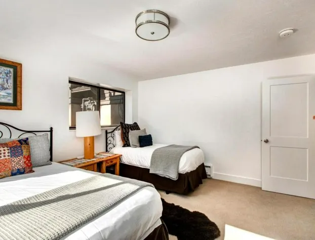 KBM Resorts Bright and Airy 4Bdrm luxury Park City home with gas fireplace easy access RPT-14T hotel detail image 4