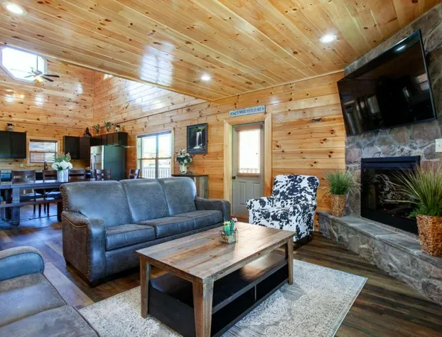 Huckleberry Lodge Indoor Pool Hot Tub Game Room hotel detail image 1