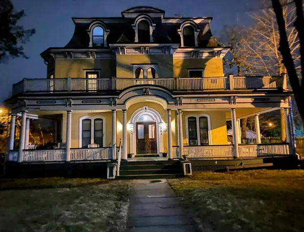 Mini Mansion Hotel near public transportation is the yellow and green house on the corner of 8th st and Madison avenue hotel detail image 2