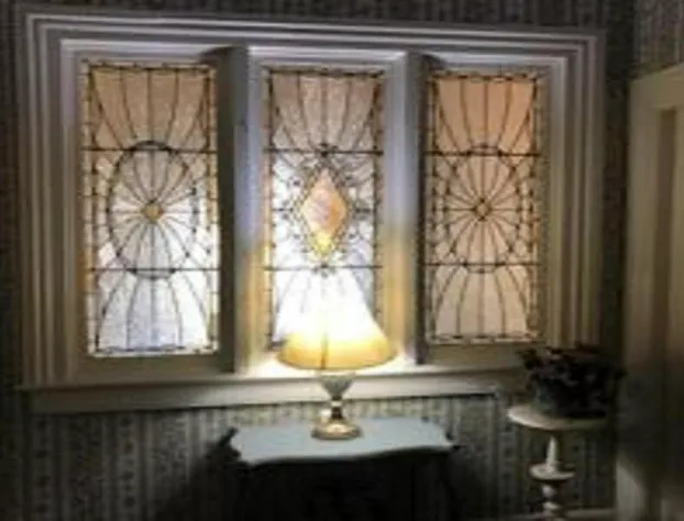 Mini Mansion Hotel near public transportation is the yellow and green house on the corner of 8th st and Madison avenue hotel detail image 4