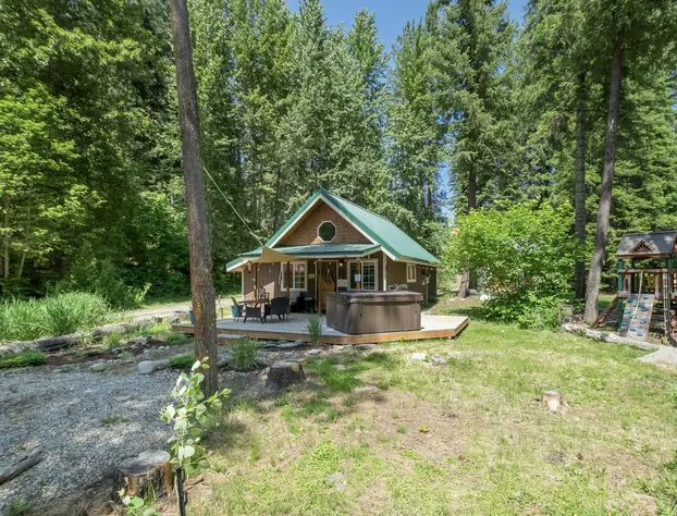 Lil Bigfoot Chalet 2 Bedroom Home by NW Comfy Cabins by RedAwning hotel detail image 2