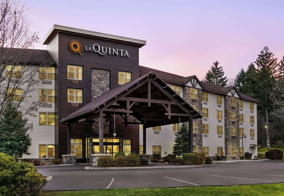 La Quinta Inn & Suites by Wyndham Lake George hotel hero