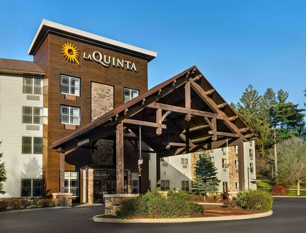 La Quinta Inn & Suites by Wyndham Lake George hotel detail image 1