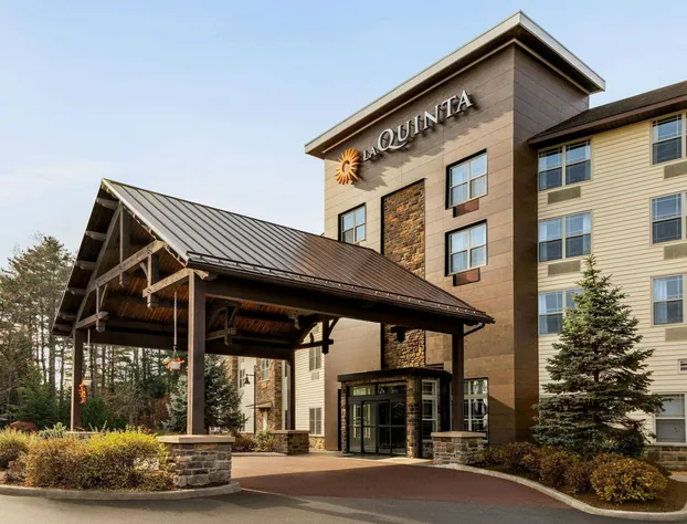 La Quinta Inn & Suites by Wyndham Lake George hotel detail image 2