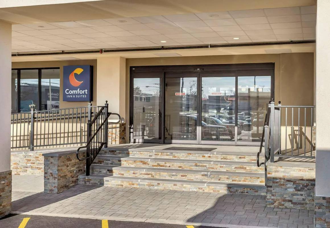 Comfort Inn & Suites Newark Liberty International Airport hotel hero