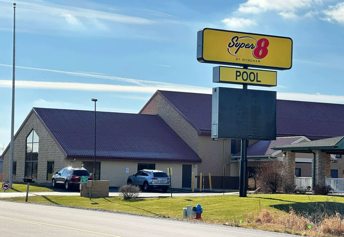 Super 8 by Wyndham Sturtevant/Racine hotel hero