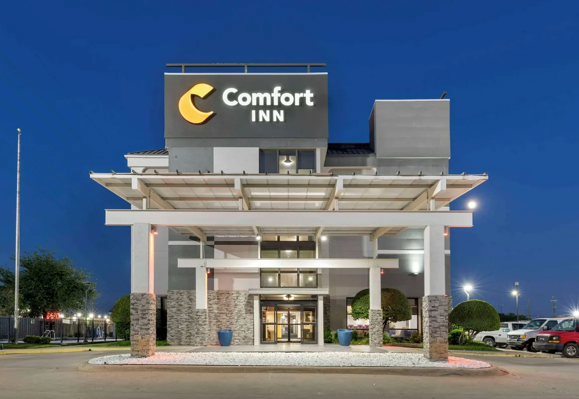 Comfort Inn Dallas North Love Field Airport hotel hero