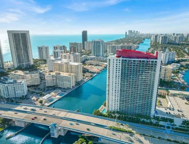 Infinite View Balcony Resort Pool Gym hotel detail image 3