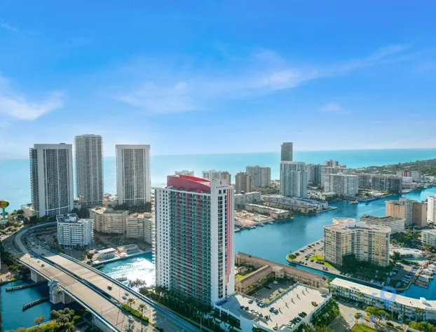 Infinite View Balcony Resort Pool Gym hotel detail image 4