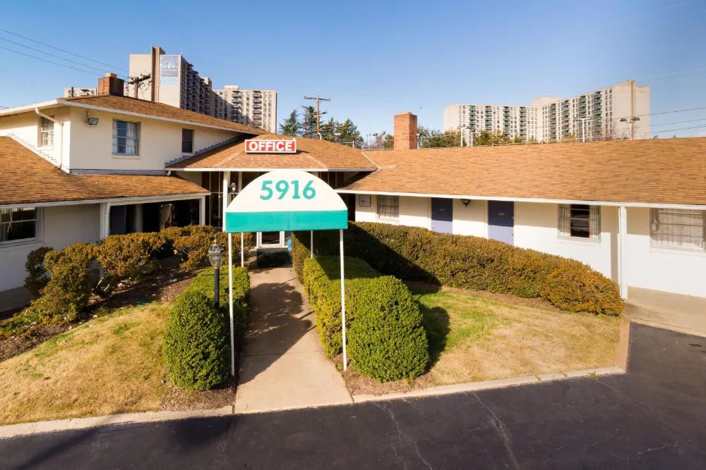 Knights Inn Alexandria South hotel hero