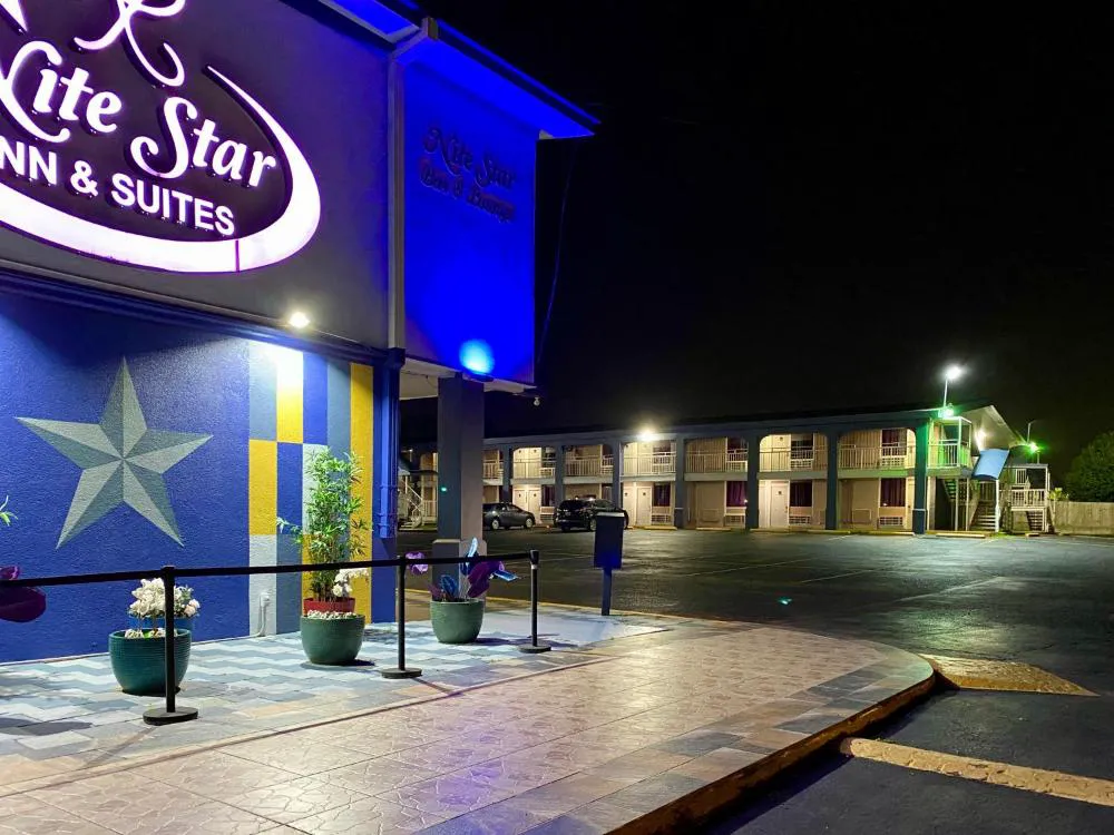 R Nite Star Inn & Suite hotel hero
