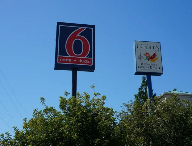 Studio 6 Belmont, CA – San Francisco - Redwood hotel detail image 1