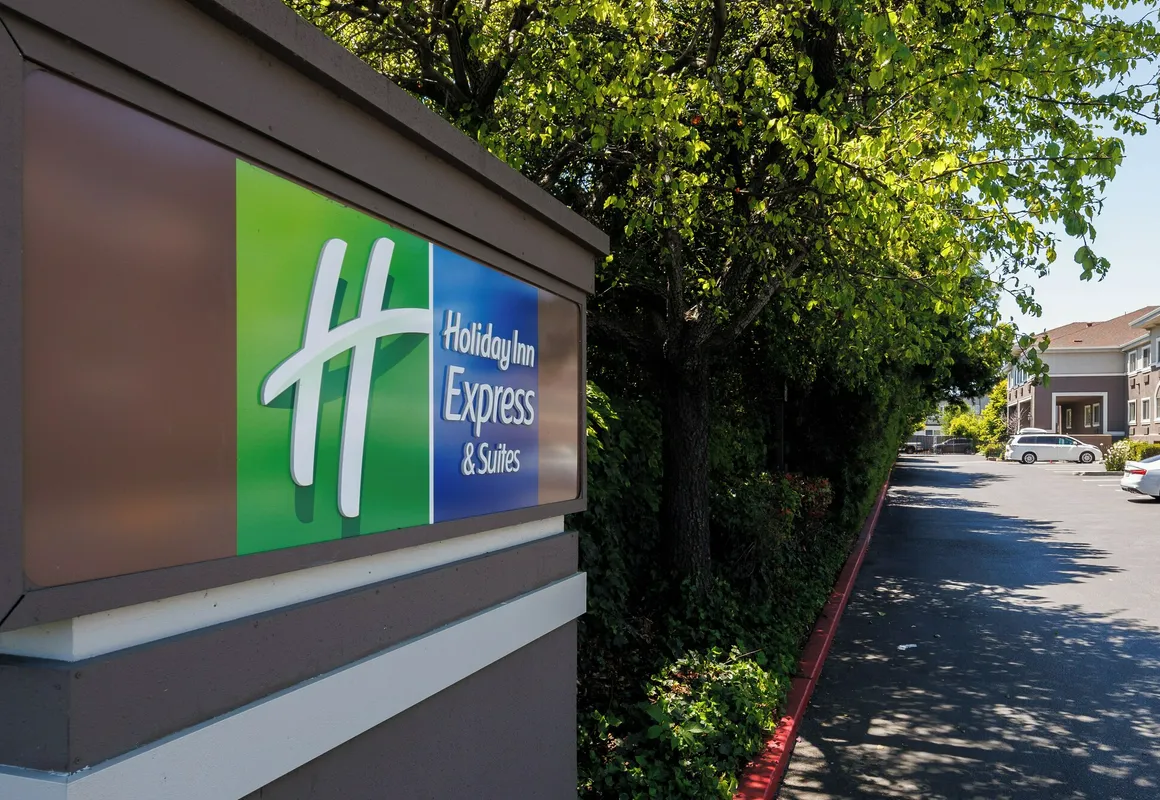 Holiday Inn Express & Suites Mountain View Silicon Valley by IHG hotel hero