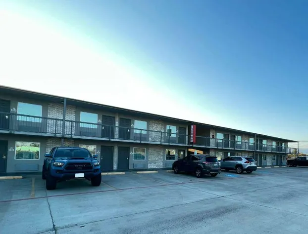 Super 8 by Wyndham Sulphur South hotel detail image 2