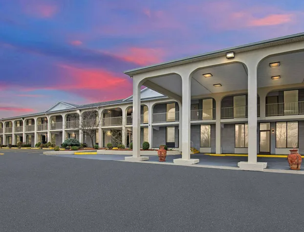 Days Inn by Wyndham Columbia Kentucky hotel detail image 2