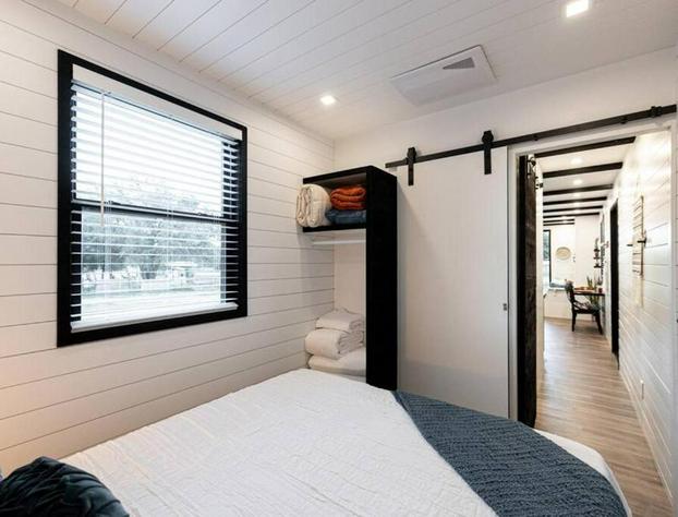 The Black Oak-Container Home 12 Min to Magnolia hotel detail image 2