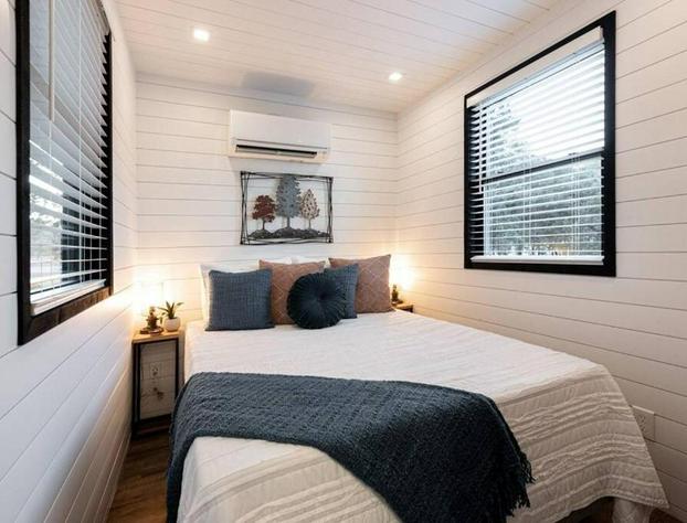 The Black Oak-Container Home 12 Min to Magnolia hotel detail image 4
