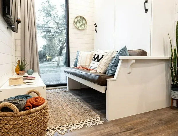 The Black Oak-Container Home 12 Min to Magnolia hotel detail image 1