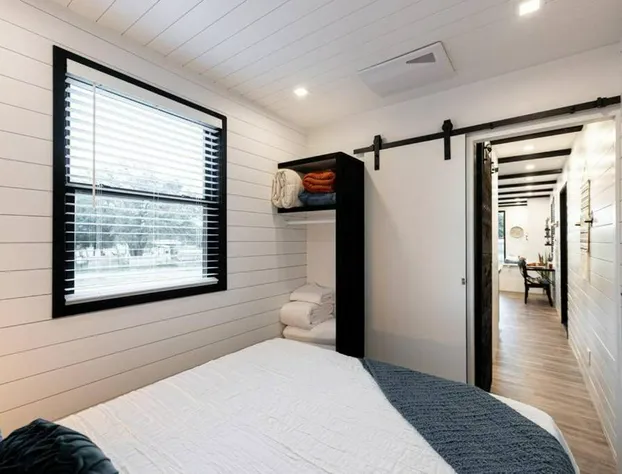 The Black Oak-Container Home 12 Min to Magnolia hotel detail image 2