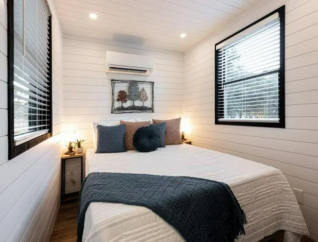 The Black Oak-Container Home 12 Min to Magnolia hotel detail image 4