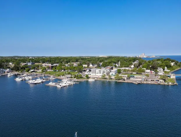 106 Edgewater Inn hotel detail image 1