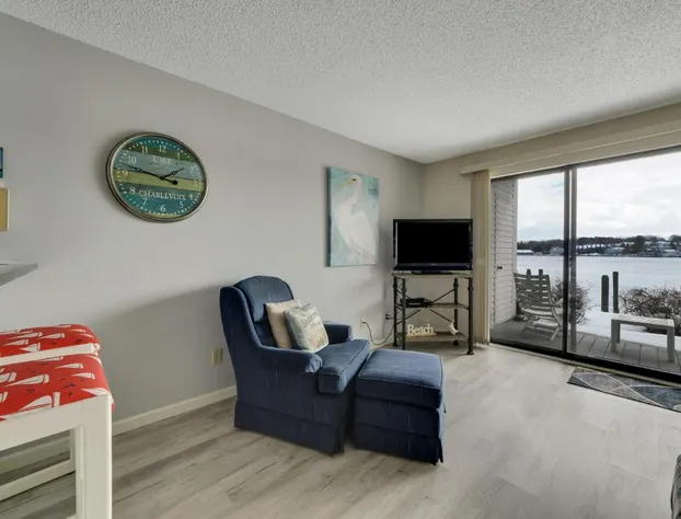 106 Edgewater Inn hotel detail image 2