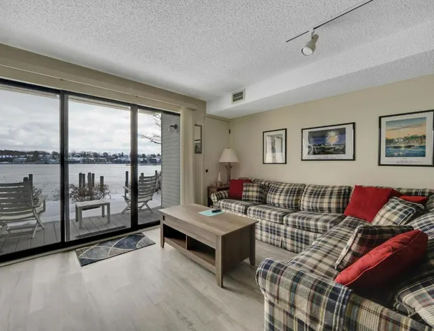 106 Edgewater Inn hotel detail image 4