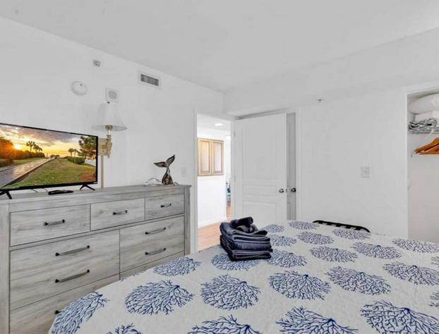 Beachfront Spacious King Suite with Resort Access Free Parking! hotel detail image 4