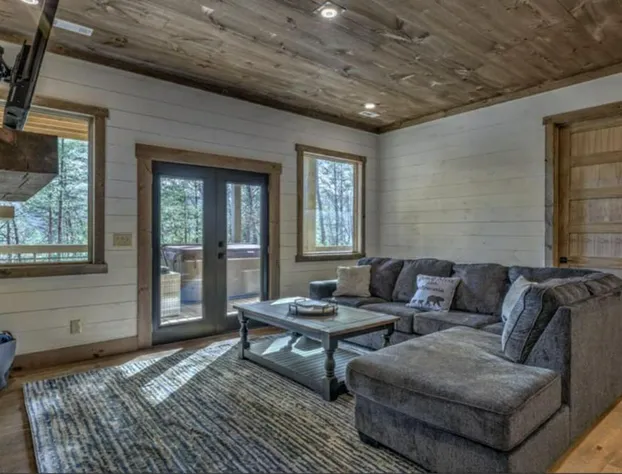 Secluded Luxury Lodge Near Downtown Blue Ridge - Great Views hotel detail image 4