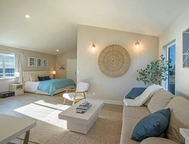 Oceanfront Deluxe Suite at the Black Sands Inn hotel detail image 3